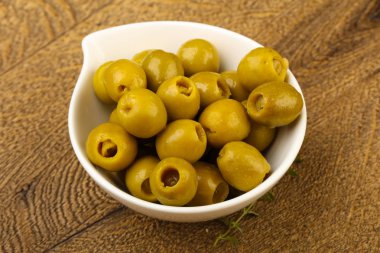 Kabın içinde dolma zeytin