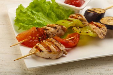 Tavuk ve sebze şiş