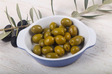 kabın içinde yeşil zeytin