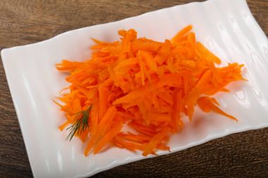 Kabın içinde rendelenmiş havuç