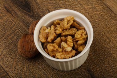 Kabın içinde açık ceviz