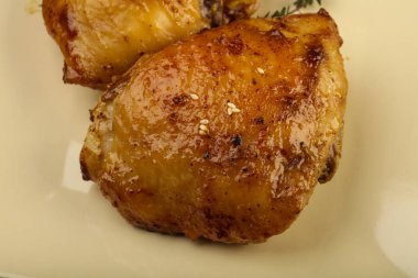 Kızarmış tavuk butları.