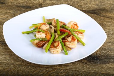 Kızarmış karides ve kuşkonmaz