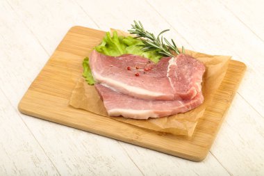 pişmemiş domuz biftek