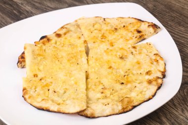 naan peynir ve sarımsak ile