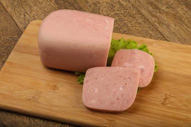 Jambon salata yaprakları üzerinde