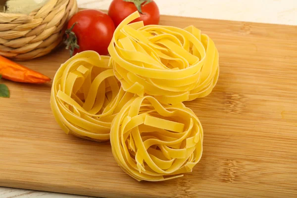 Råa fettucine pasta — Stockfoto