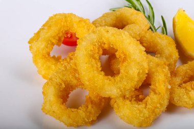 Kızarmış kalamar halkaları