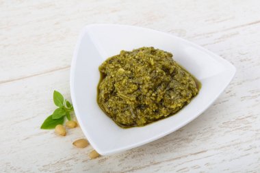 Pesto sos kabın içinde