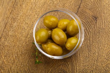 Kabın içinde dolma zeytin