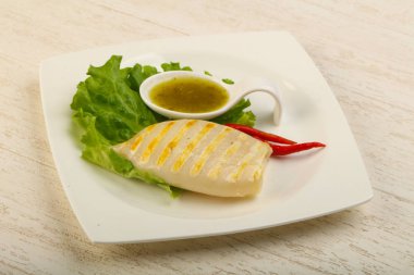 Izgara kalamar deniz ürünleri sos ile