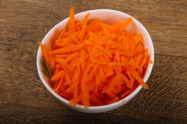 Kabın içinde rendelenmiş havuç 