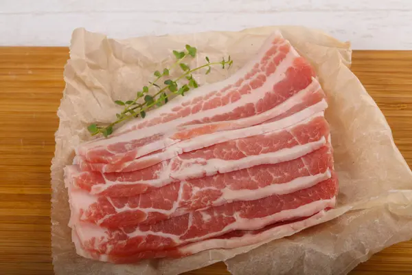 Rå skivad bacon — Stockfoto