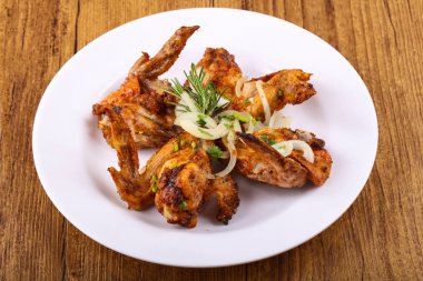 Tavuk kanadı soğan ile