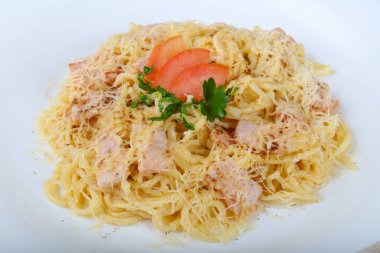 Spagetti carbonara domuz eti ile