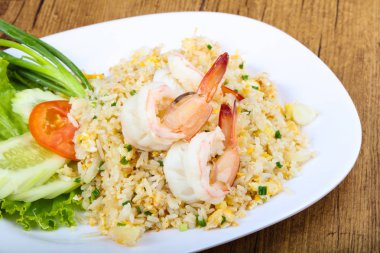 Karidesli kızarmış pirinç.