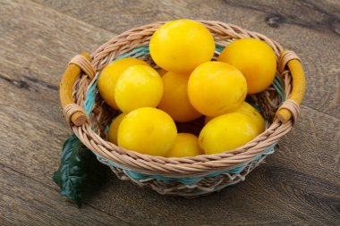 Kabın içinde sarı Erik