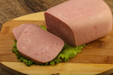 Jambon salata yaprakları üzerinde