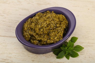 Pesto sos kabın içinde