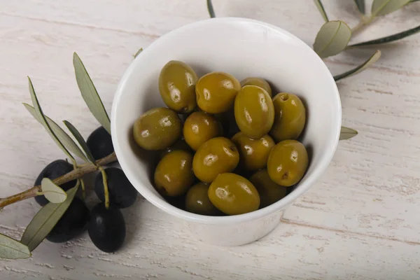 Green olives in the bowl — Stock Photo, Image