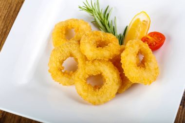 Kızarmış kalamar halkaları