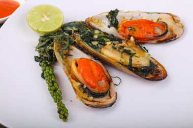 Ispanaklı pişmiş midye