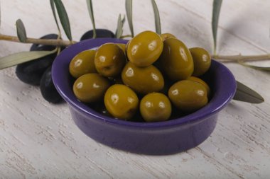 kabın içinde yeşil zeytin