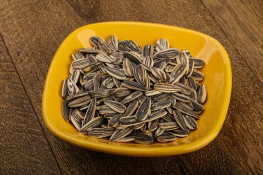 Kabın içinde ayçiçeği tohumu