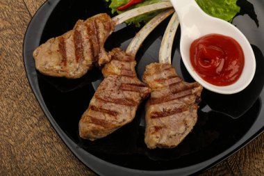 Domates soslu ızgara kuzu