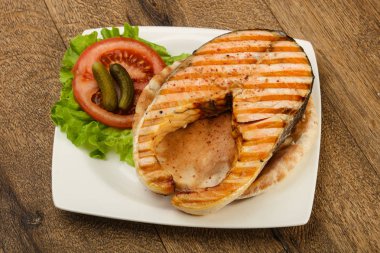 Domates ile ızgara somon