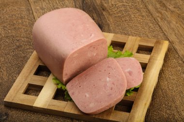 Jambon salata yaprakları üzerinde