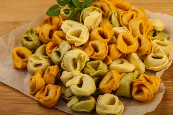 Syrové tortellini s bazalkou — Stock fotografie