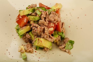 Ton balığı ve Avokado salatası