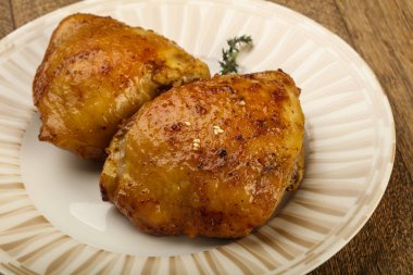Kızarmış tavuk butları.