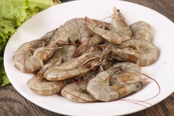 Langostinos crudos en el tazón —  Fotos de Stock