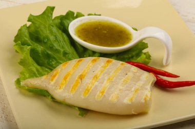 Izgara kalamar deniz ürünleri sos ile