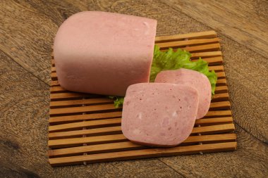 Jambon salata yaprakları üzerinde