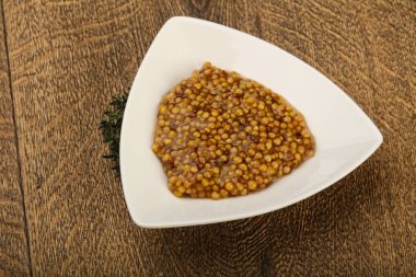 Dijon hardalı kabın içinde