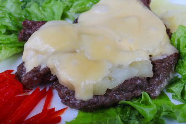 Ananas ve peynir soslu domuz eti