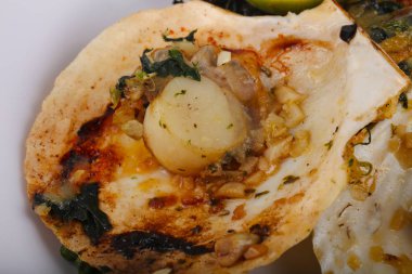 Ispanak ile pişmiş tarak