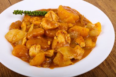 Tay geleneksel Penang köri