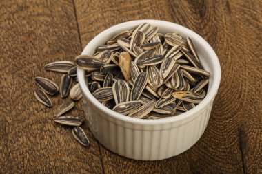 Kabın içinde ayçiçeği tohumu