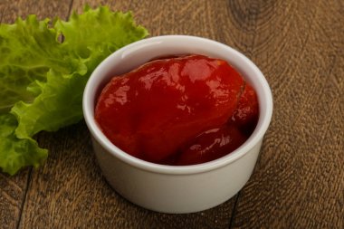 Kabın içinde soyulmuş domates