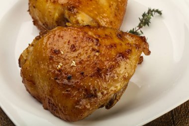 Kızarmış tavuk butları.