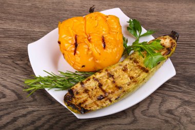 Kızarmış kabak biber ile