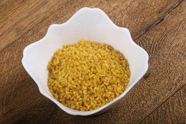 Kabın içinde ham bulgur 