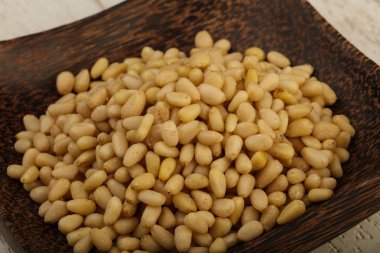 kabın içinde sedir fındık 