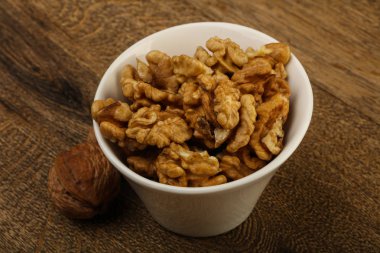 Kabın içinde açık ceviz 