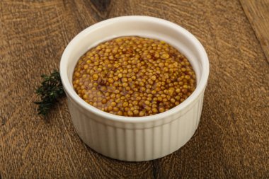 Dijon hardalı kabın içinde