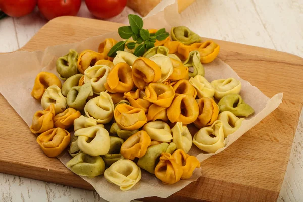 Pastas crudas tortellini — Foto de Stock